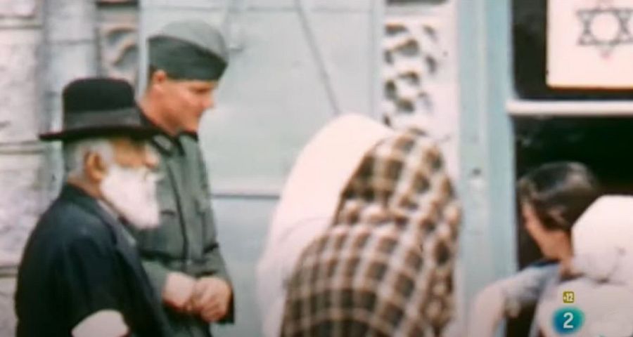 En La vida privada de los nazis, veremos a los judíos de Polonia junto a los invasores, en la calle. Faltaban dos años para la 'solución final'...