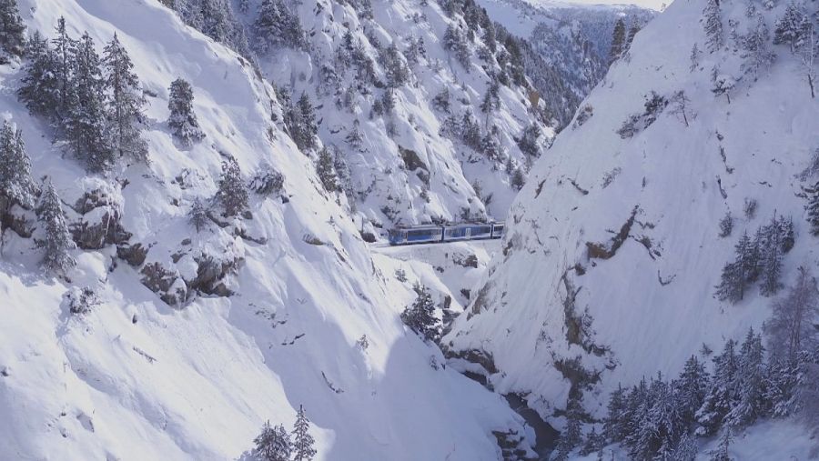 El Tren Cremallera asciende hasta el circo glaciar de la Vall de Nuria