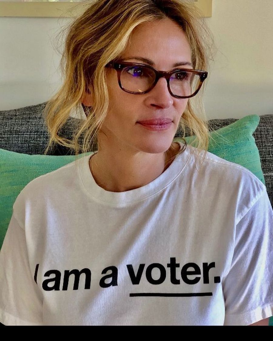 Julia Roberts con una camiseta blanca y gafas de pasta negras