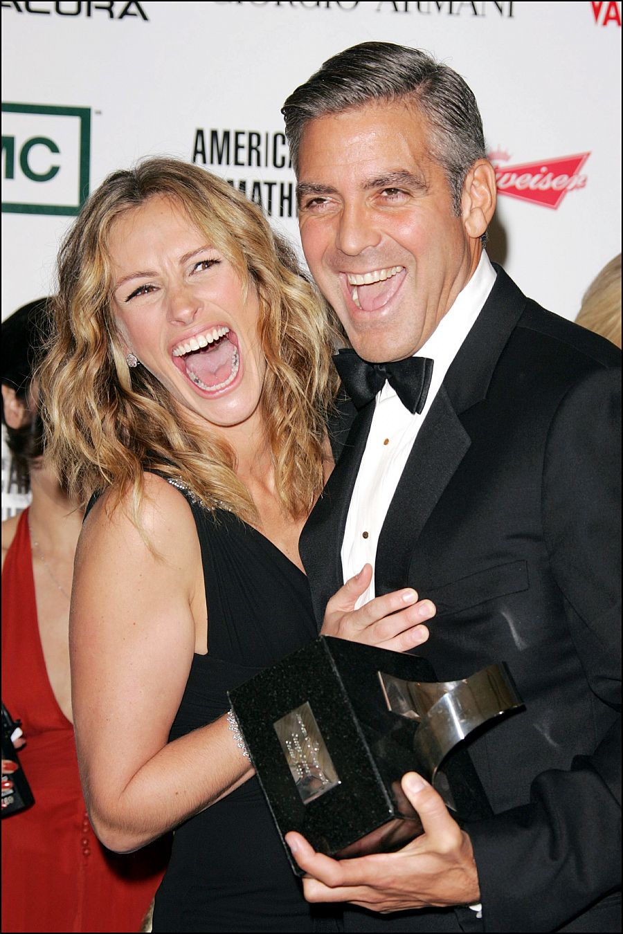 Julia Roberts y George Clooney riéndose con la boca abierta
