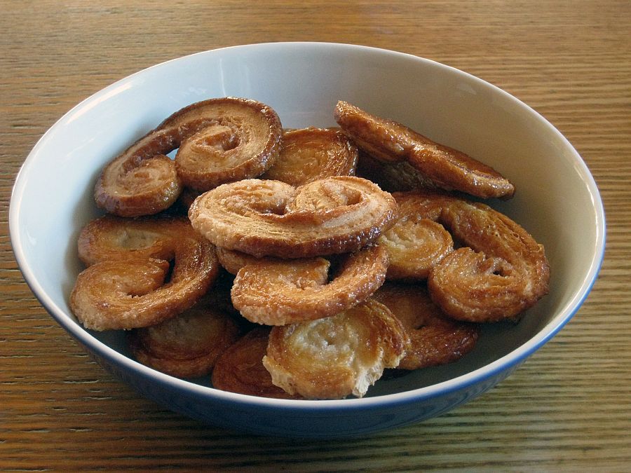 Palmeritas de hojaldre en un bol