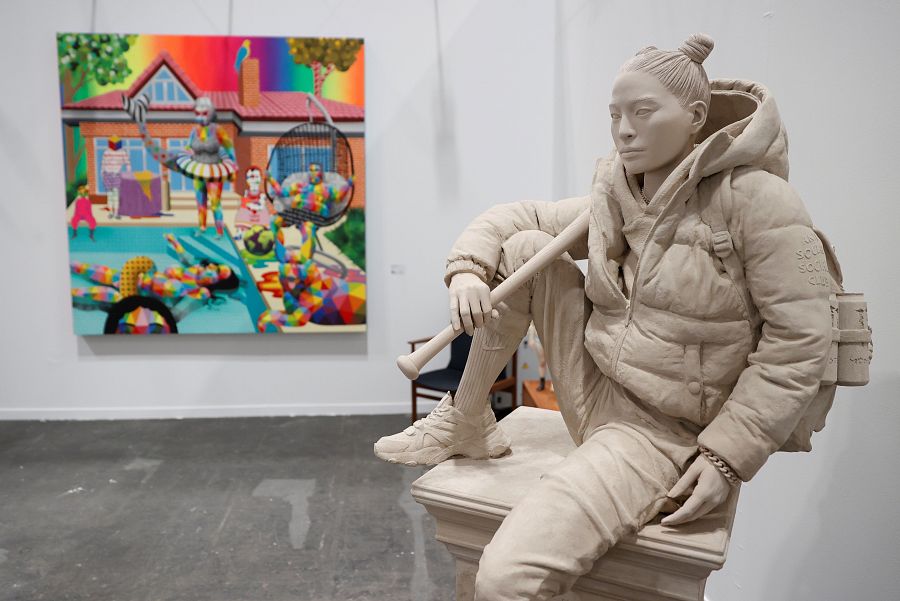 Visita de las obras de la feria de arte Estampa.