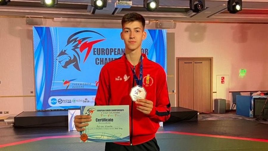 El taekwondista español Adrián Vicente luce la plata europea en -58 kg.