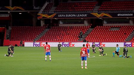 Los jugadores del Manchester United se arrodillan contra el racismo antes de comenzar el partido ante el Granada.