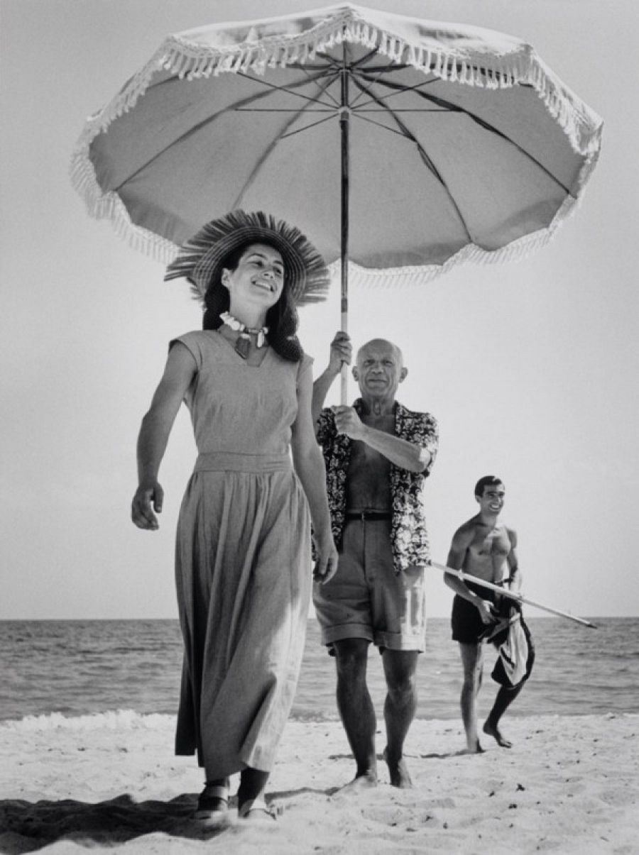 En la playa, Picasso sostiene una sobrilla sobre la joven Françoise Gilot