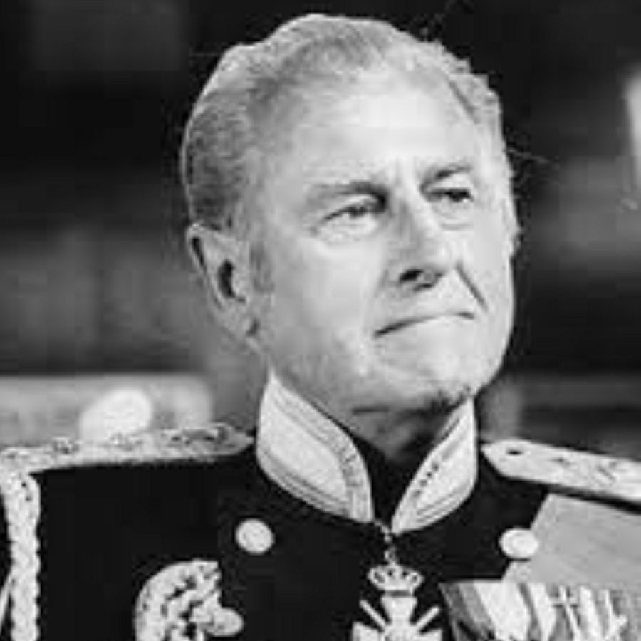 El actor Stewart Granger interpretando al duque de Edimburgo