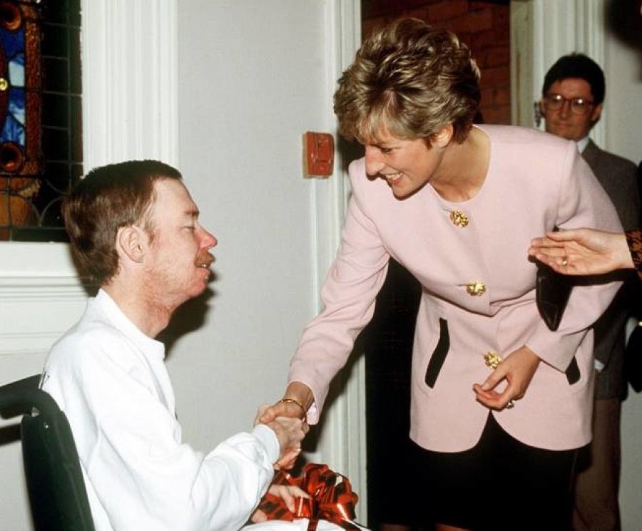 Diana de Gales, primera en dar la mano a un enfermo de sida