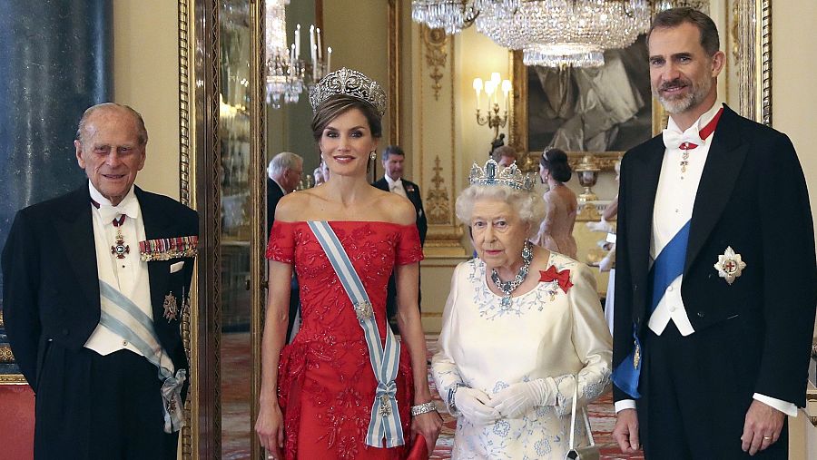 Felipe de Edimburgo e Isabel II, junto a los reyes de España.