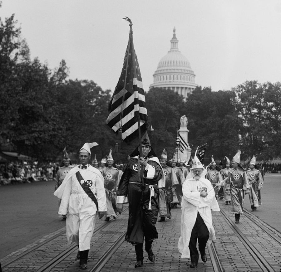 Manifestación de miembros del Ku Klux Klan a cara descubietra en Washington en los años 50
