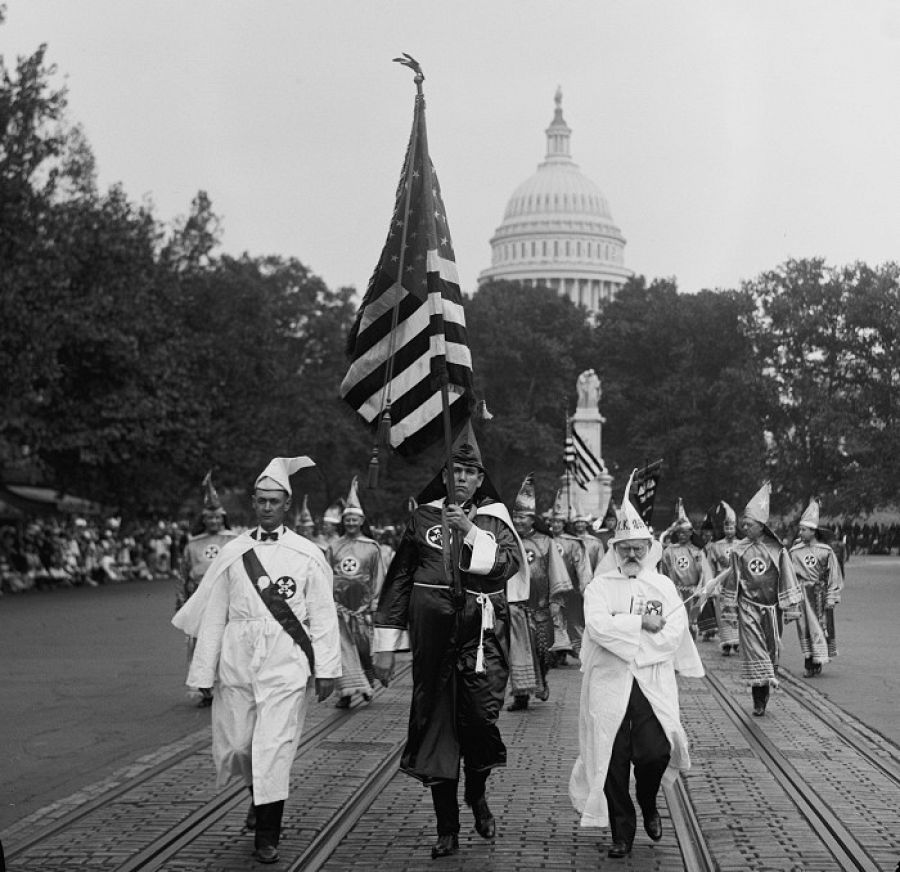 Manifestación de miembros del Ku Klux Klan a cara descubietra en Washington en los años 50