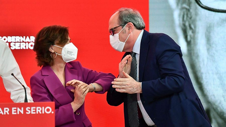 La vicepresidenta primera del Gobierno, Carmen Calvo, saluda al candidato del PSOE a las elecciones del 4M, Ángel Gabilondo.