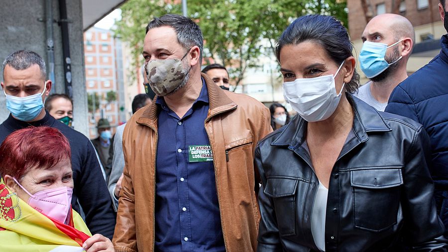 El presidente de Vox, Santiago Abascal, y la candidata de Vox a la Presidencia de la Comunidad de Madrid, Rocío Monasterio, durante un acto del partido en el distrito de Ciudad Lineal