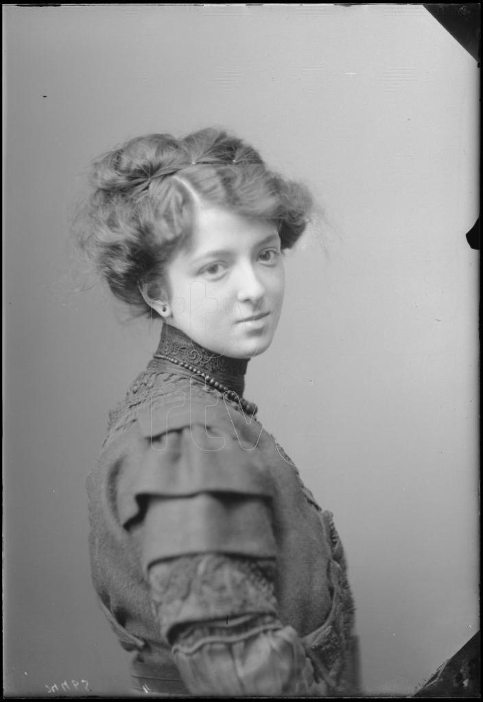 MUJER JOVEN DE PERFIL