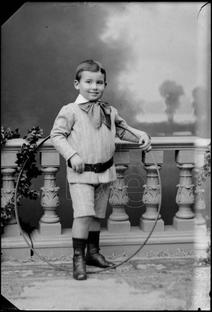 NI&Ntilde;O CON UN ARO