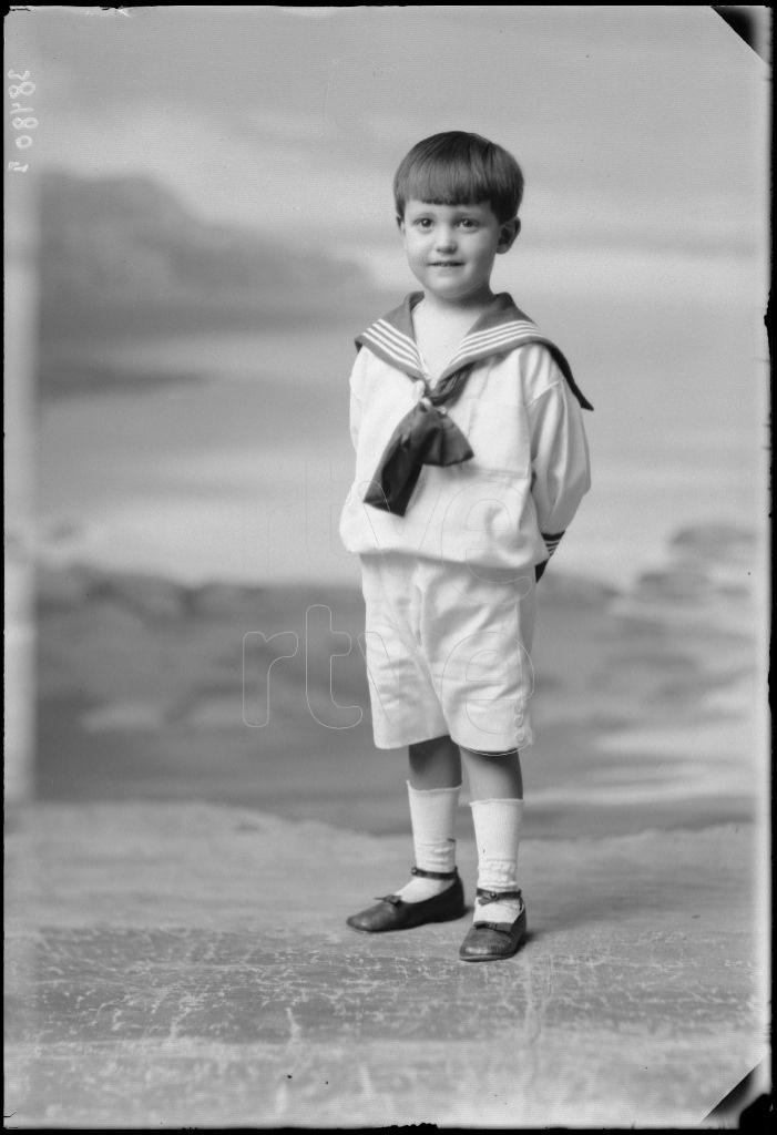 NIÑO VESTIDO CON UN TRAJE DE MARINERO