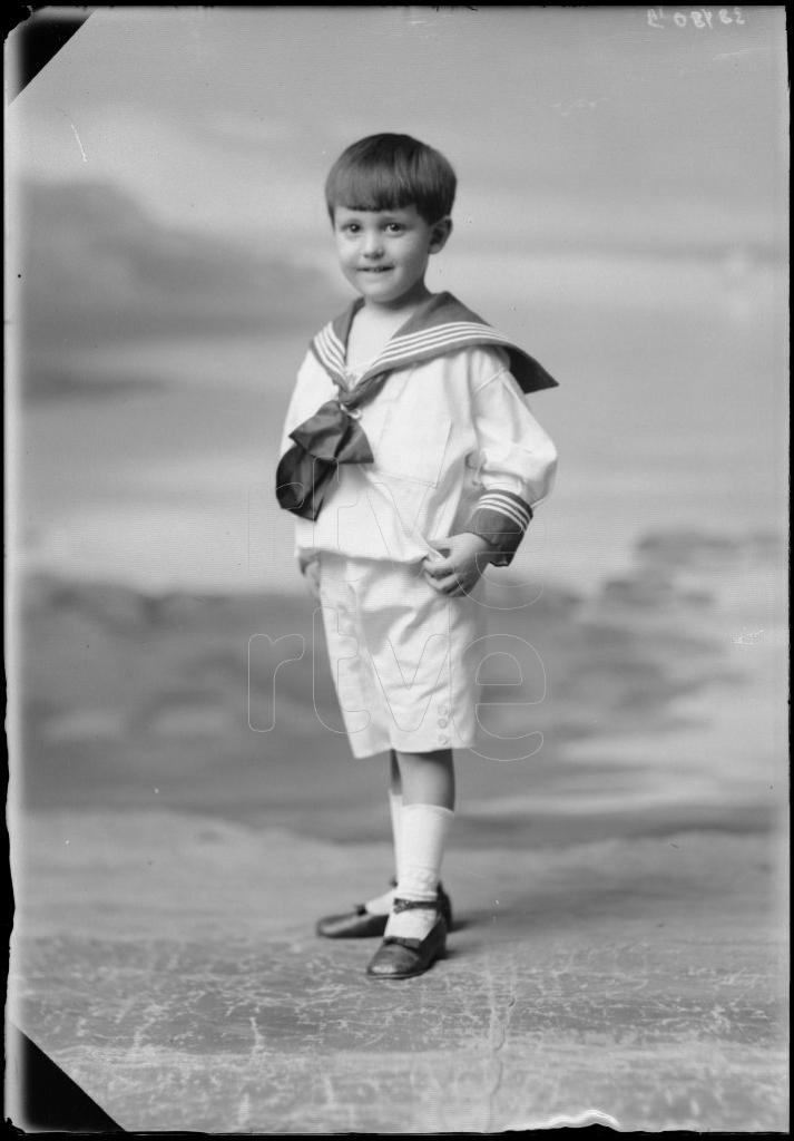 NI&Ntilde;O VESTIDO CON UN TRAJE DE MARINERO