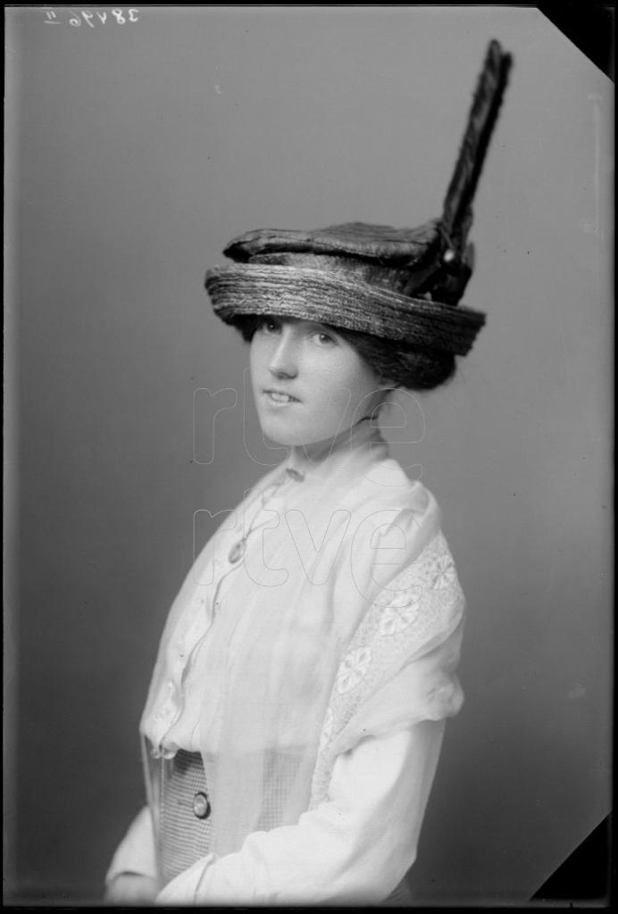 MUJER CON UN SOMBRERO, DE PERFIL