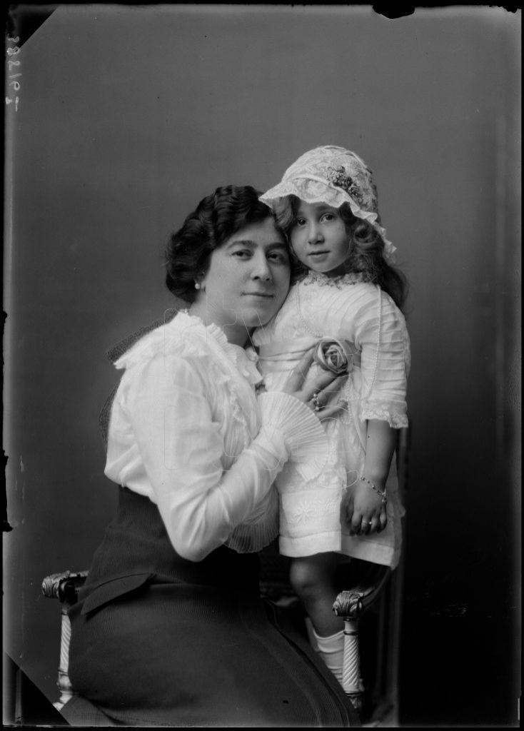 MUJER CON UNA NI&Ntilde;A DE CORTA EDAD