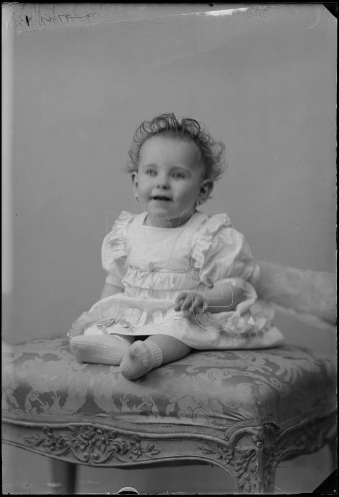 NI&Ntilde;A DE CORTA EDAD SENTADA