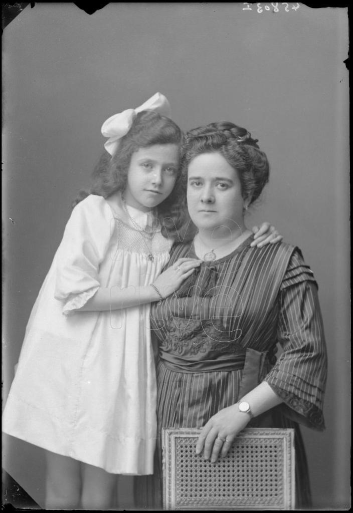 MUJER CON UNA NI&Ntilde;A