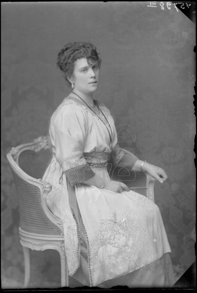 MUJER CON UN ABANICO, SENTADA