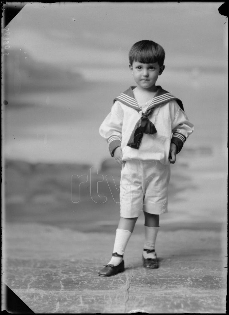 NIÑO VESTIDO CON UN TRAJE DE MARINERO