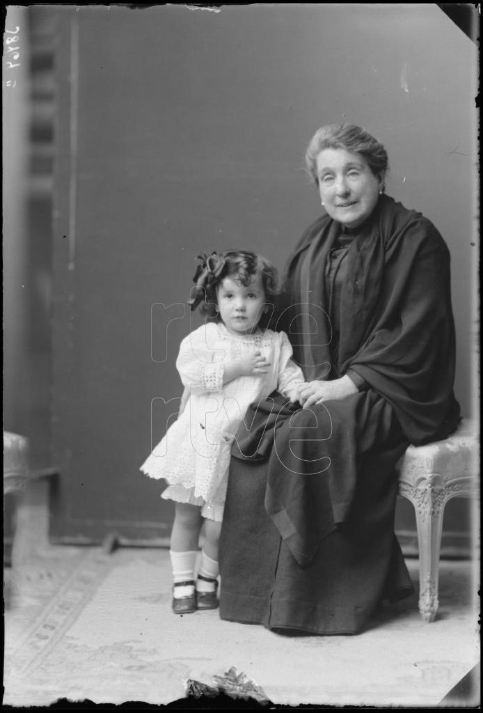 ANCIANA CON UNA NI&Ntilde;A DE CORTA EDAD