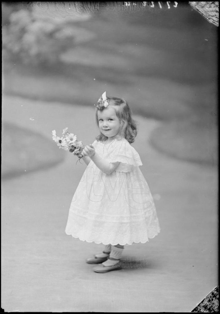 NIÑA DE CORTA EDAD CON UNAS FLORES