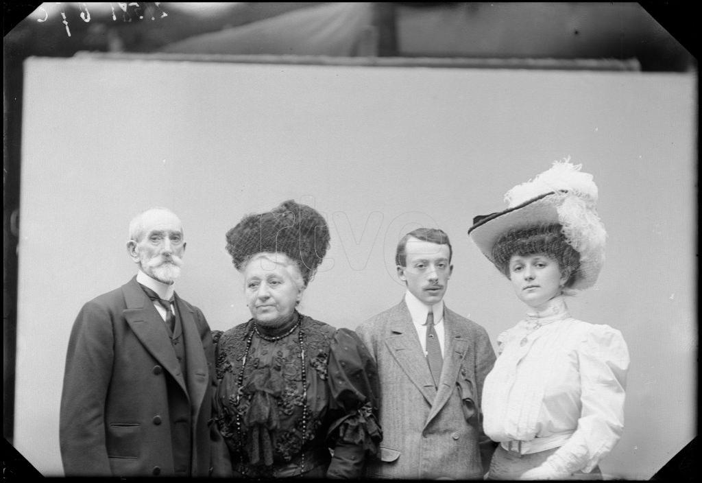 CAMILO DE AGUIRRE Y ALDAY CON DOS MUJERES Y UN HOMBRE