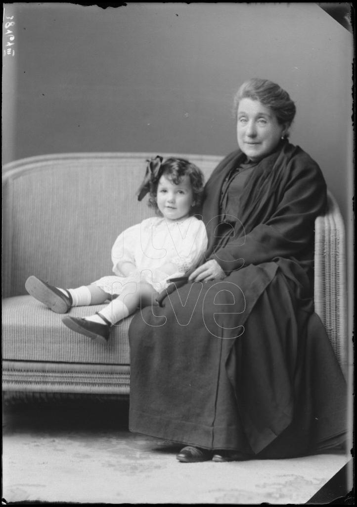 ANCIANA SENTADA CON UNA NI&Ntilde;A DE CORTA EDAD