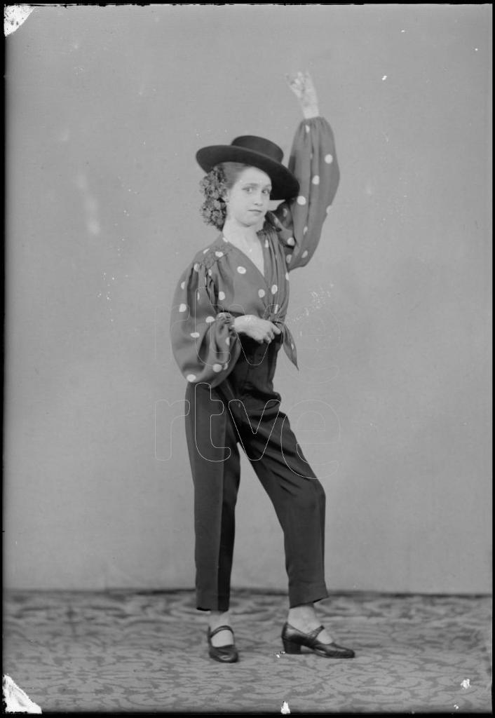 NIÑA VESTIDA CON UN TRAJE DE FLAMENCO