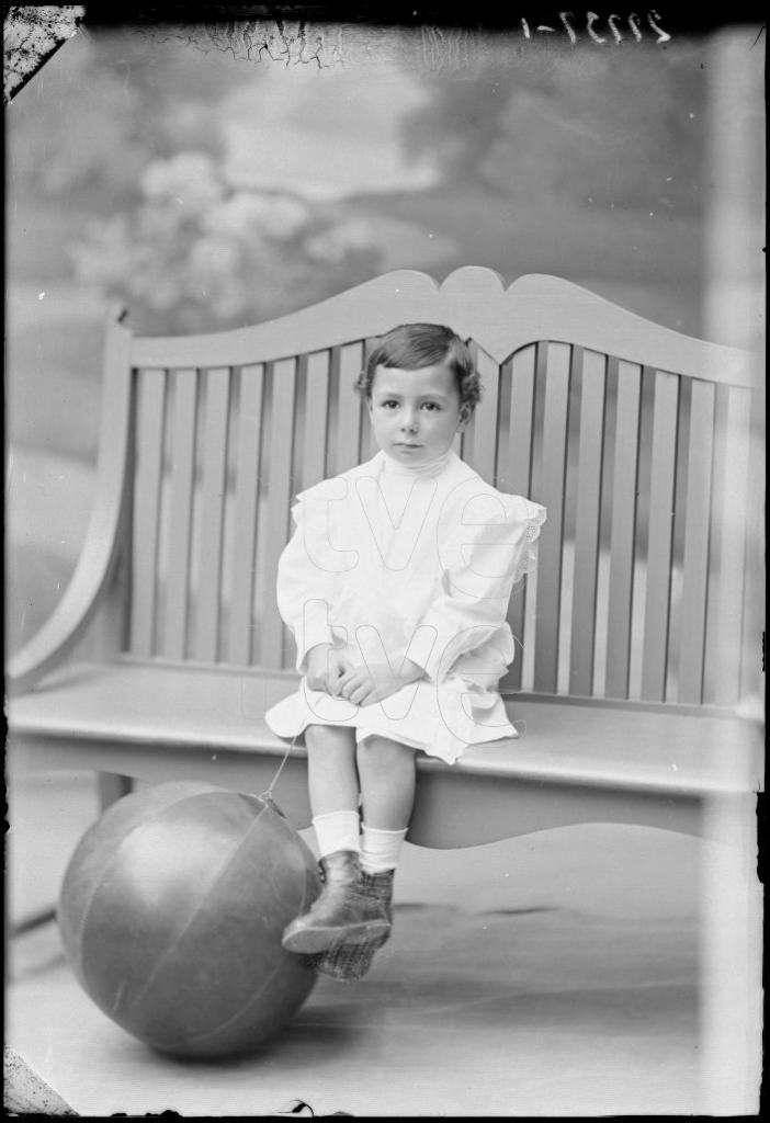 NIÑO DE CORTA EDAD, SENTADO CON UN BALON