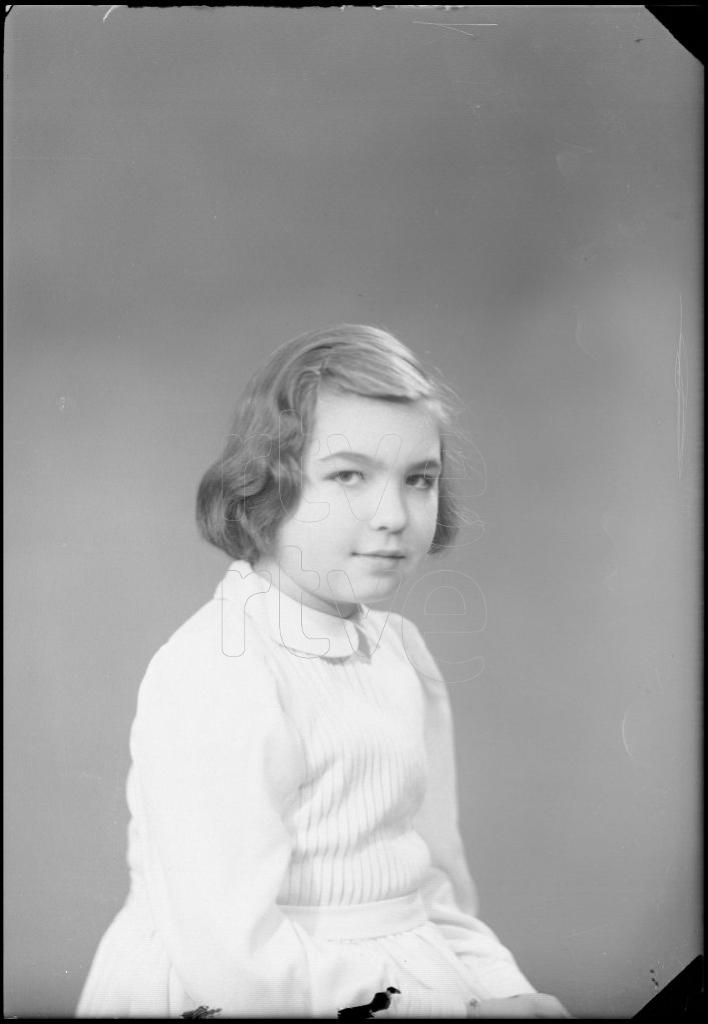 NI&Ntilde;A DE CORTA EDAD SENTADA