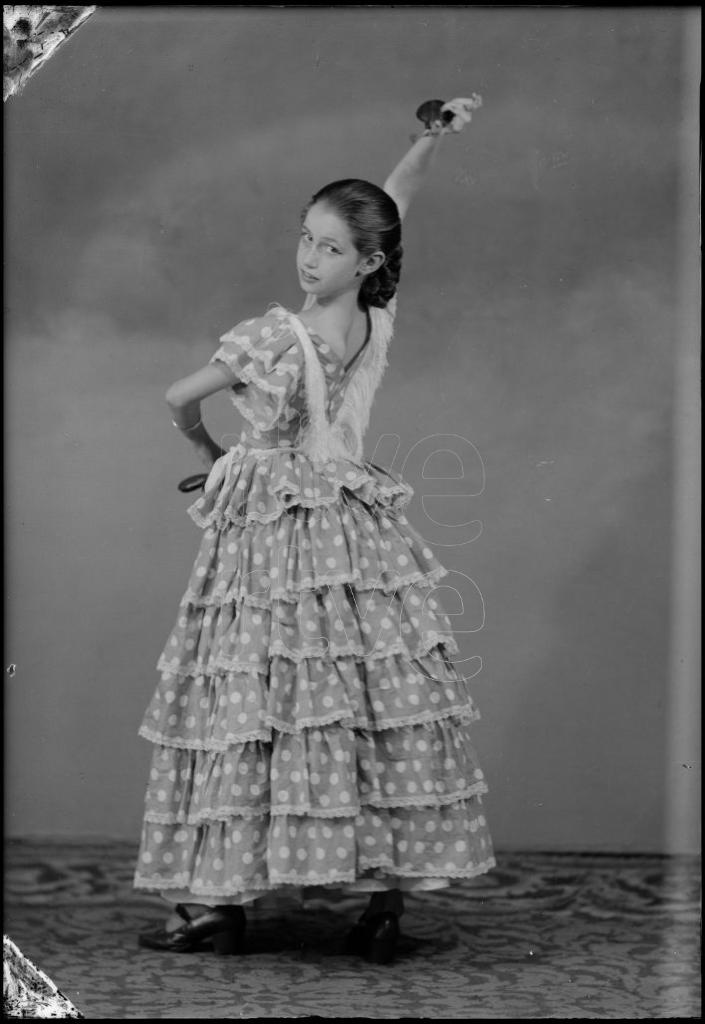 NIÑA VESTIDA DE FLAMENCA O FARALAES