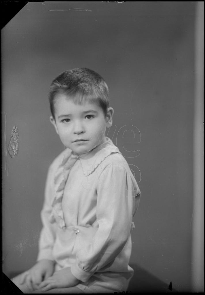 NI&Ntilde;O DE CORTA EDAD SENTADO