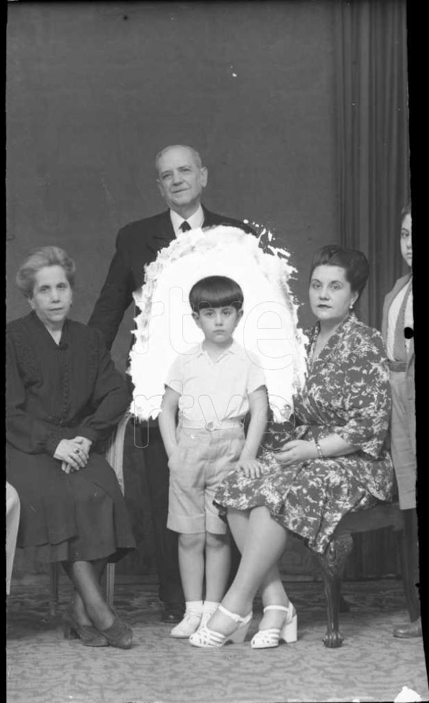 HOMBRE CON DOS MUJER Y UN NI&Ntilde;O