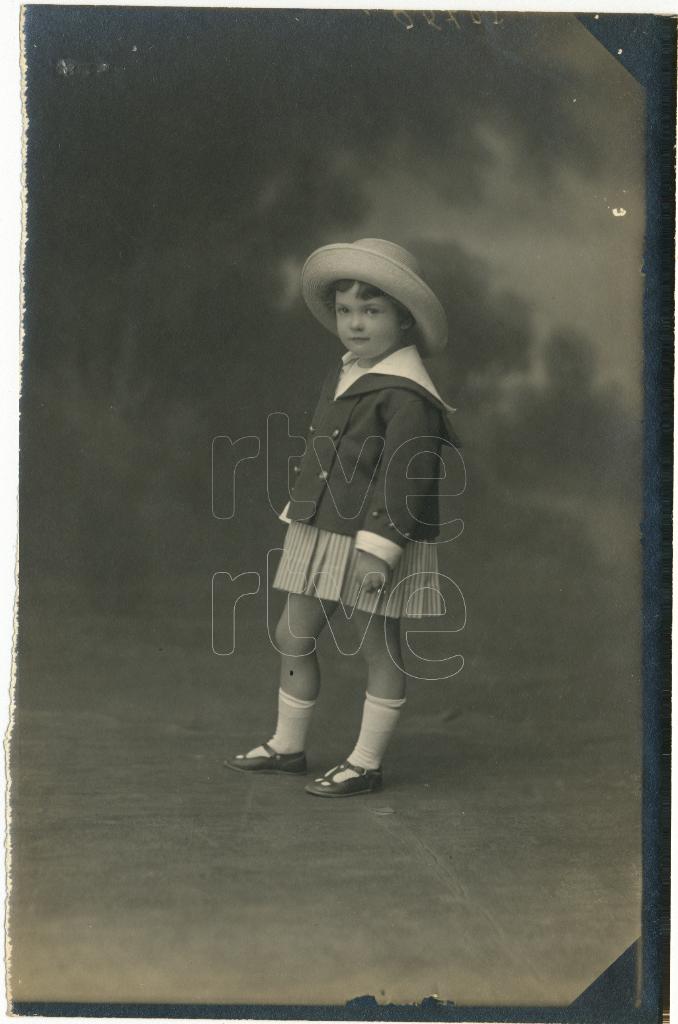 NI&Ntilde;A DE CORTA EDAD CON UN SOMBRERO