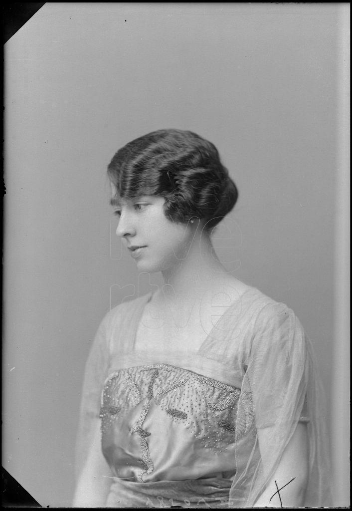 MUJER JOVEN CON UN VESTIDO DE FIESTA