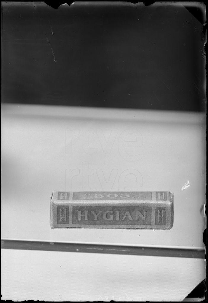 FOTOGRAFIA DE UNA CAJA CON LA INSCRIPCION "HYGIAN 505"