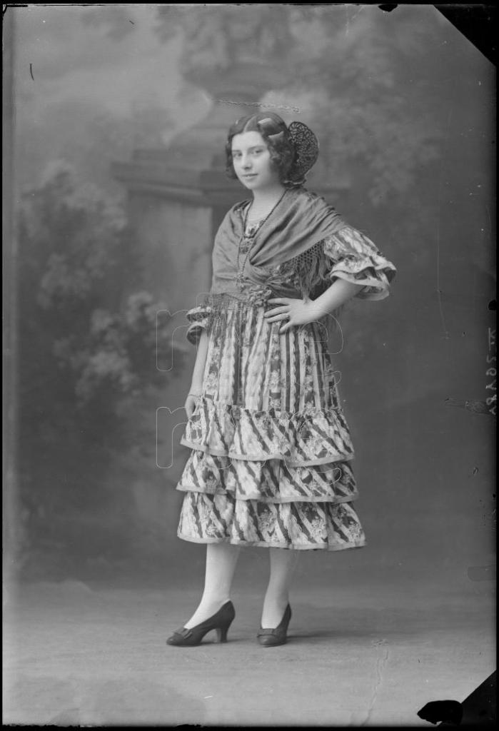 MUJER JOVEN VESTIDA DE FLAMENCA O FARALAES