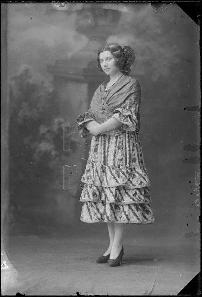 MUJER JOVEN VESTIDA DE FLAMENCA O FARALAES