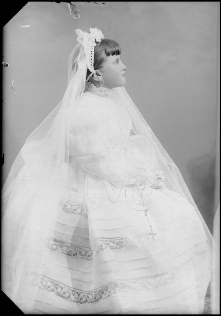 NI&Ntilde;A VESTIDA DE PRIMERA COMUNION, SENTADA DE PERFIL