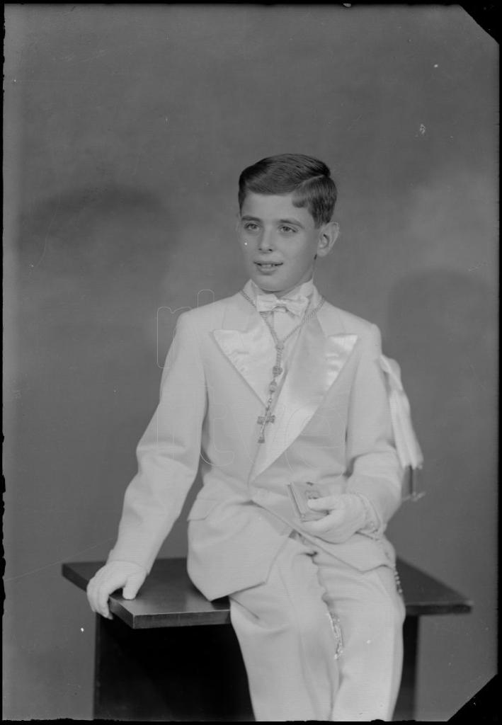 NI&Ntilde;O VESTIDO DE PRIMERA COMUNION, SENTADO