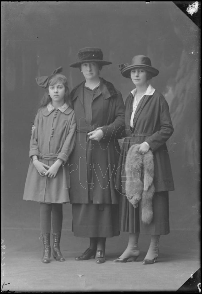 DOS MUJERES CON UNA NI&Ntilde;A