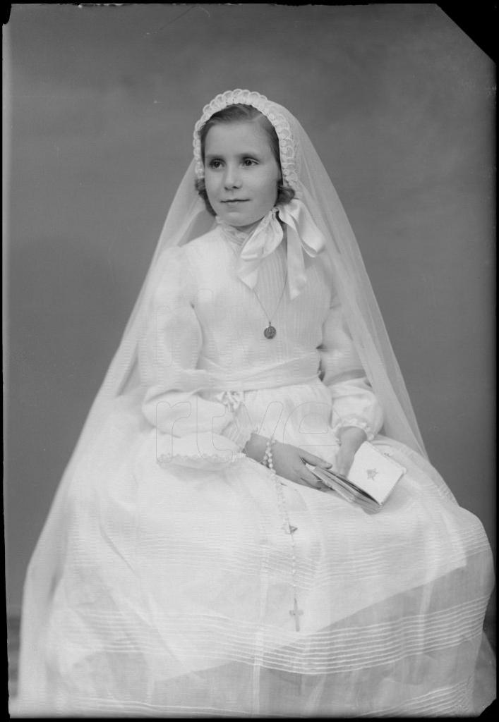 NI&Ntilde;A VESTIDA DE PRIMERA COMUNION, SENTADA