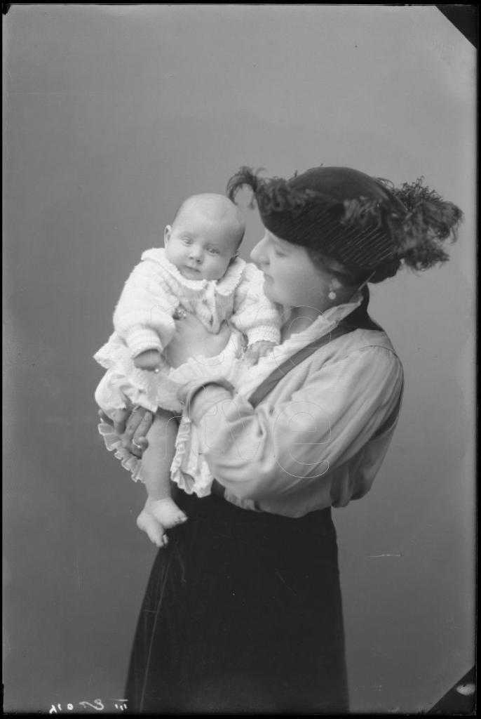 MUJER CON UN BEBE EN BRAZOS