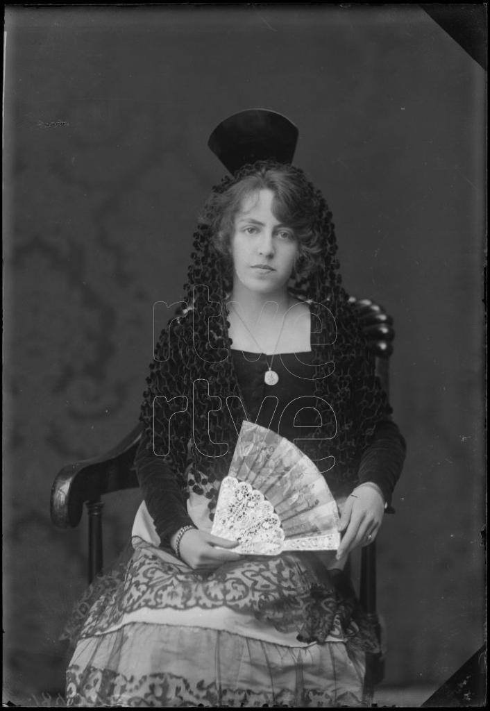 MUJER CON UNA MANTILLA GOYESCA, UNA PEINETA Y UN ABANICO, SE