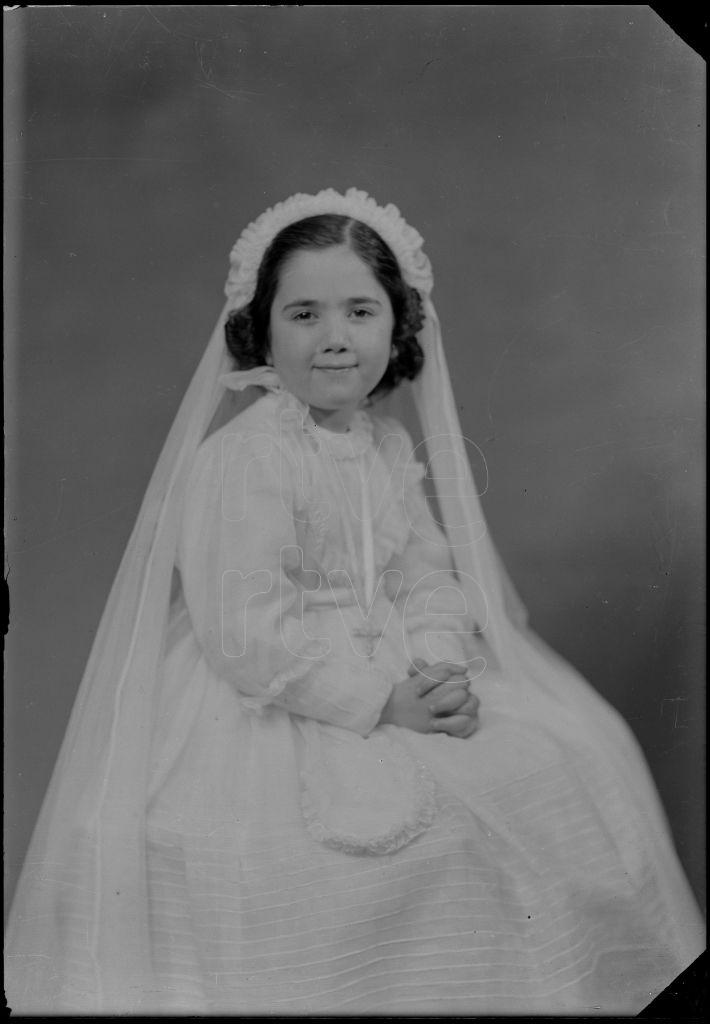 NIÑA VESTIDA DE PRIMERA COMUNION, SENTADA