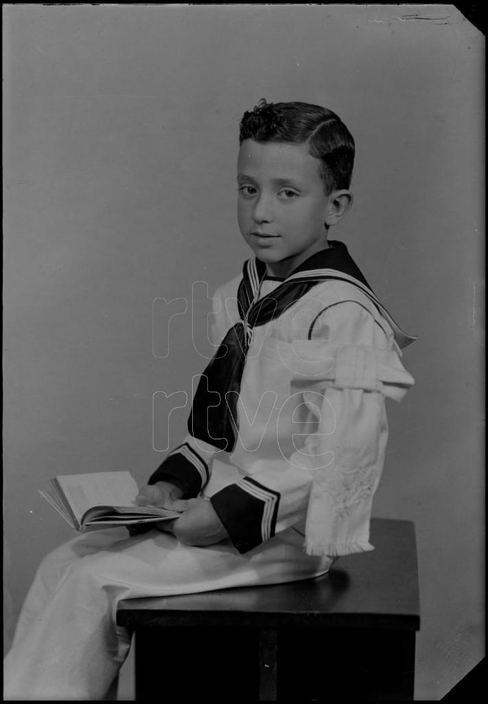  NIÑO VESTIDO DE PRIMERA COMUNION CON UN TRAJE DE MARINERO, 