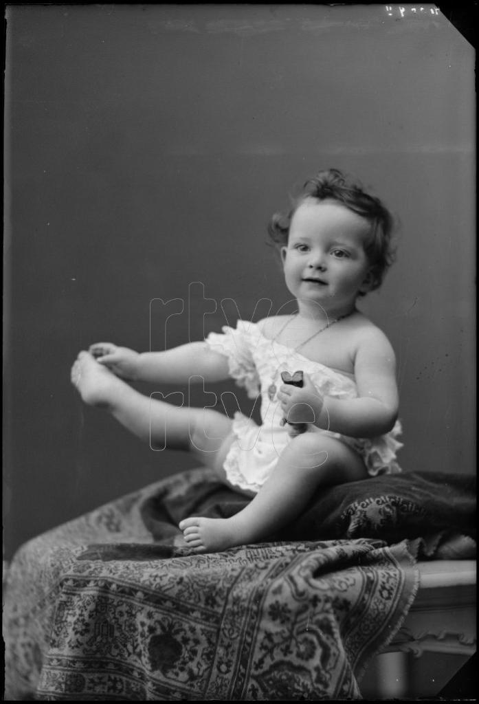 BEBE CON UN MU&Ntilde;ECO, SENTADO